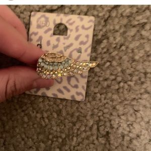 super cute wing ring !